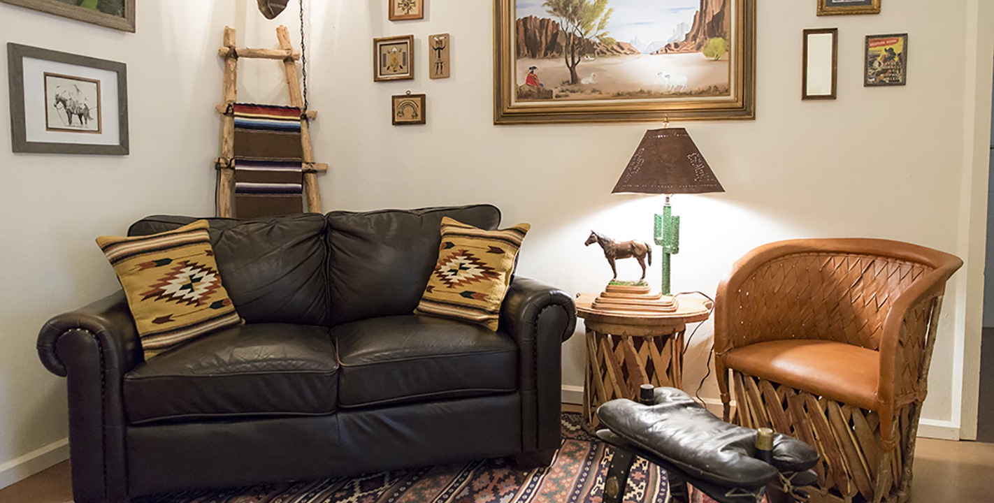 Sitting area in Davy Crockett Room at Cat Mountain Roadside Inn